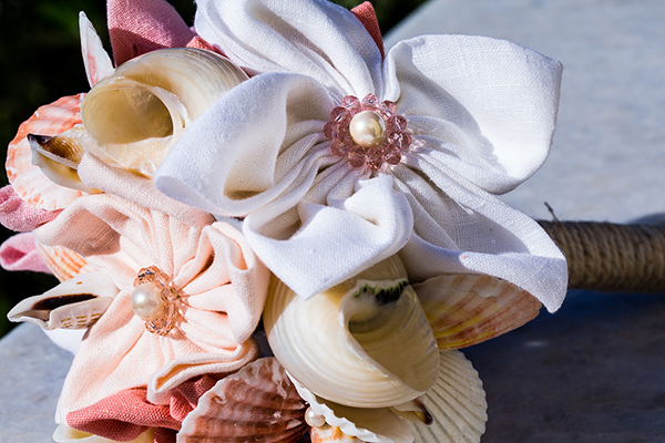 πρωτοτυπη-νυφικη-ανθοδεσμη