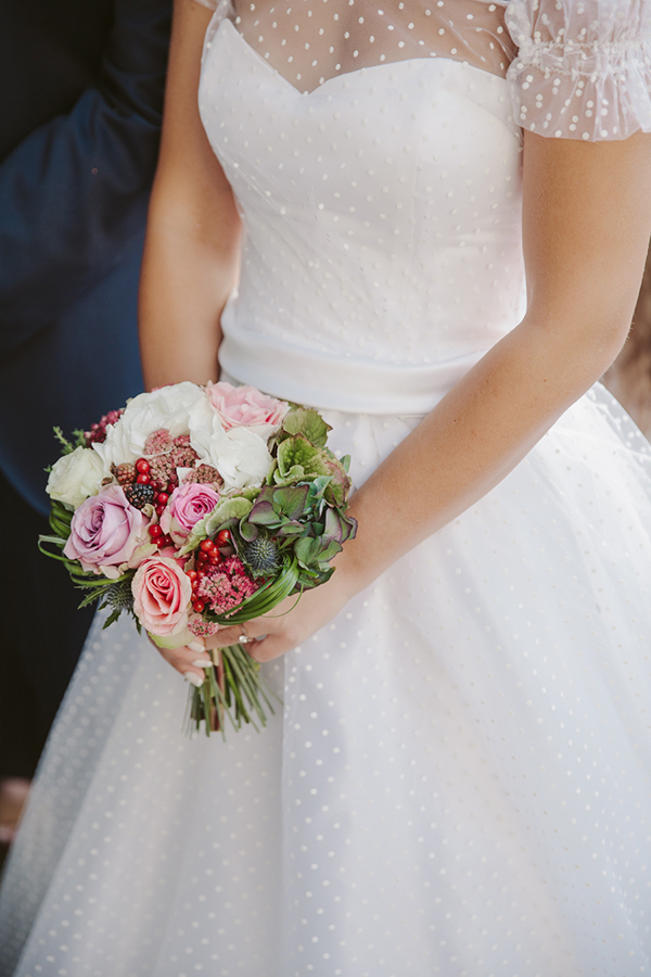 νυφικη-ανθοδεσμη-με-χρωματα