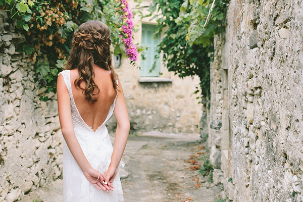 νυφικο-με-ανοιχτη-πλατη