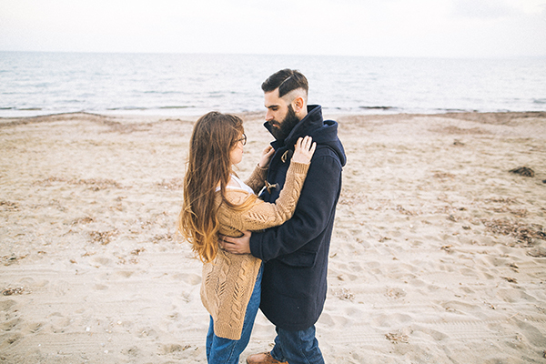 winter-engagement-photoshoot-at-the-beach (1)
