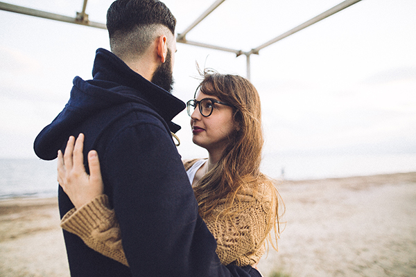 winter-engagement-photoshoot-at-the-beach (10)
