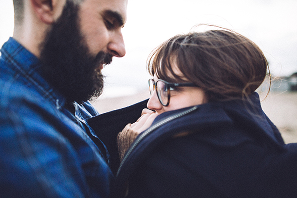 winter-engagement-photoshoot-at-the-beach (13)