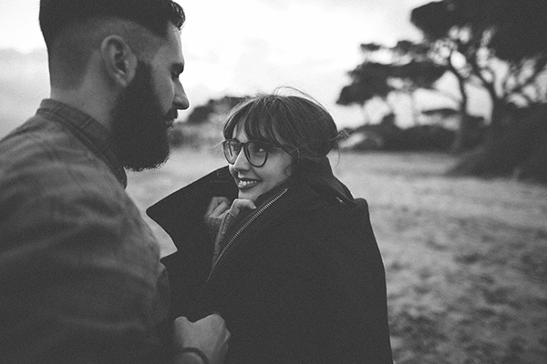 winter-engagement-photoshoot-at-the-beach (14)
