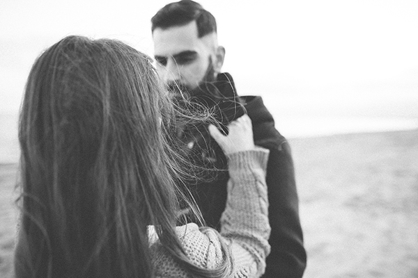 winter-engagement-photoshoot-at-the-beach (2)