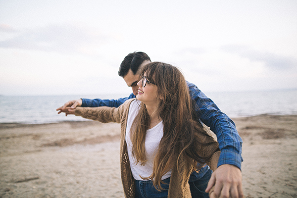 winter-engagement-photoshoot-at-the-beach (4)