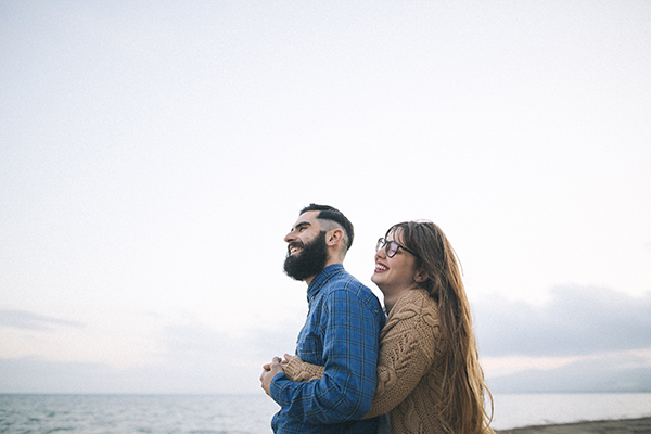 winter-engagement-photoshoot-at-the-beach (6)