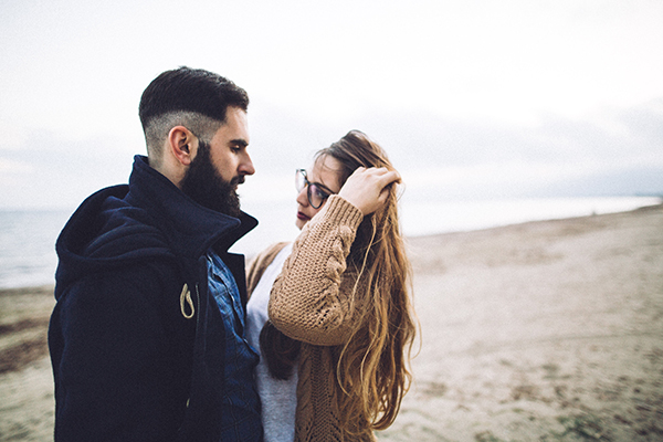 winter-engagement-photoshoot-at-the-beach (7)