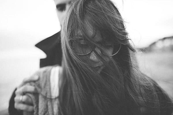 winter-engagement-photoshoot-at-the-beach (9)