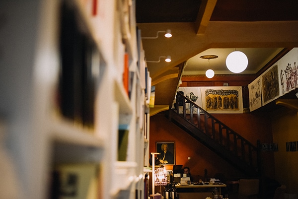 romantic-prewedding-shoot-bookstore_02