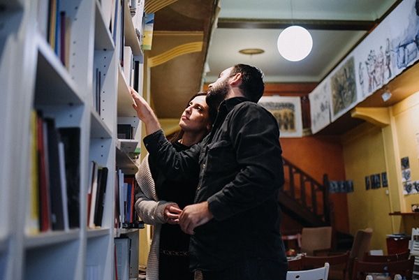 romantic-prewedding-shoot-bookstore_04
