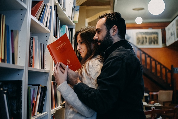 romantic-prewedding-shoot-bookstore_05