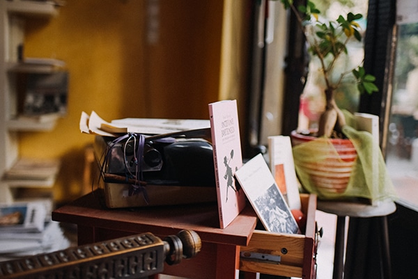 romantic-prewedding-shoot-bookstore_06