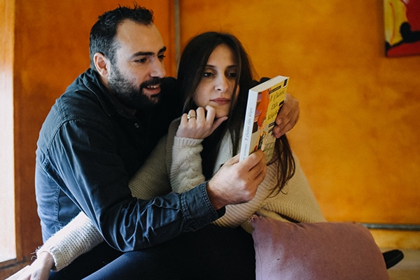 romantic-prewedding-shoot-bookstore_12