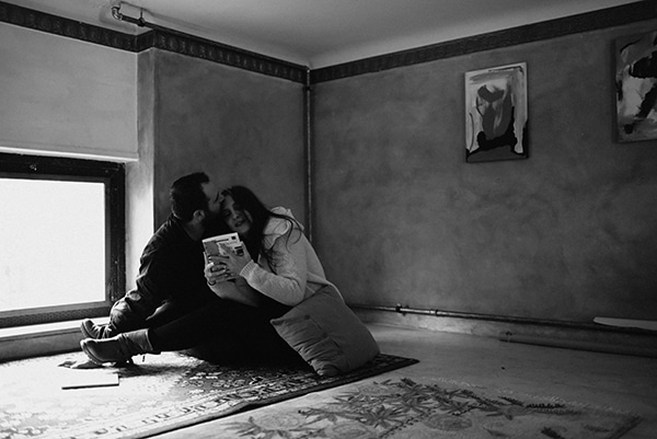 romantic-prewedding-shoot-bookstore_13