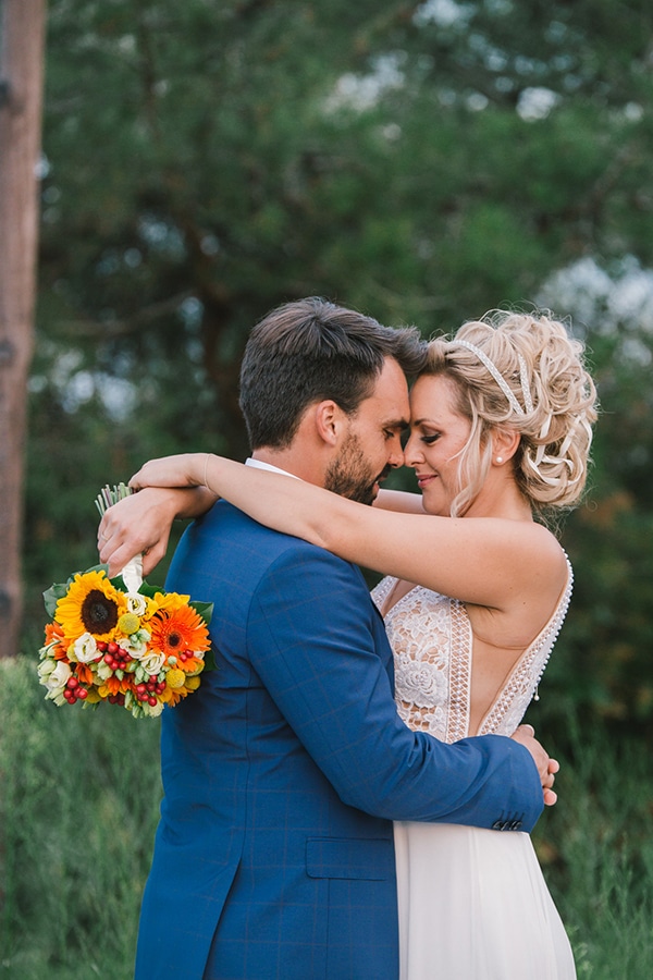 beautiful-summer-wedding-vivid-colours-rustic-details_01x