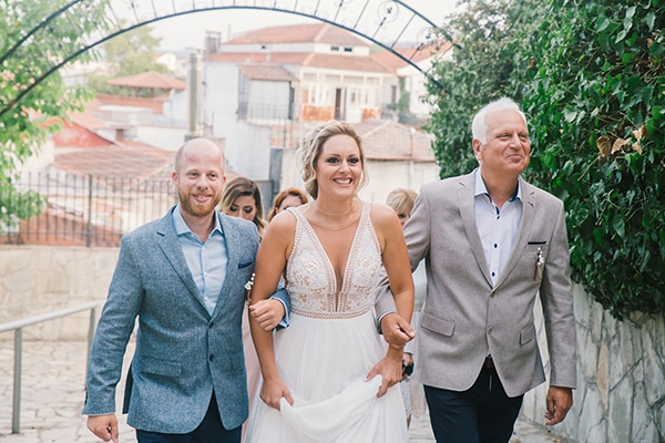 beautiful-summer-wedding-vivid-colours-rustic-details_23