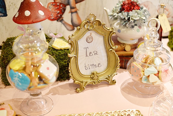 fairytale-girl-baptism-ideas-alice-wonderland_09