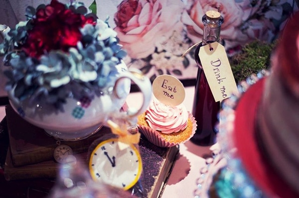 fairytale-girl-baptism-ideas-alice-wonderland_12