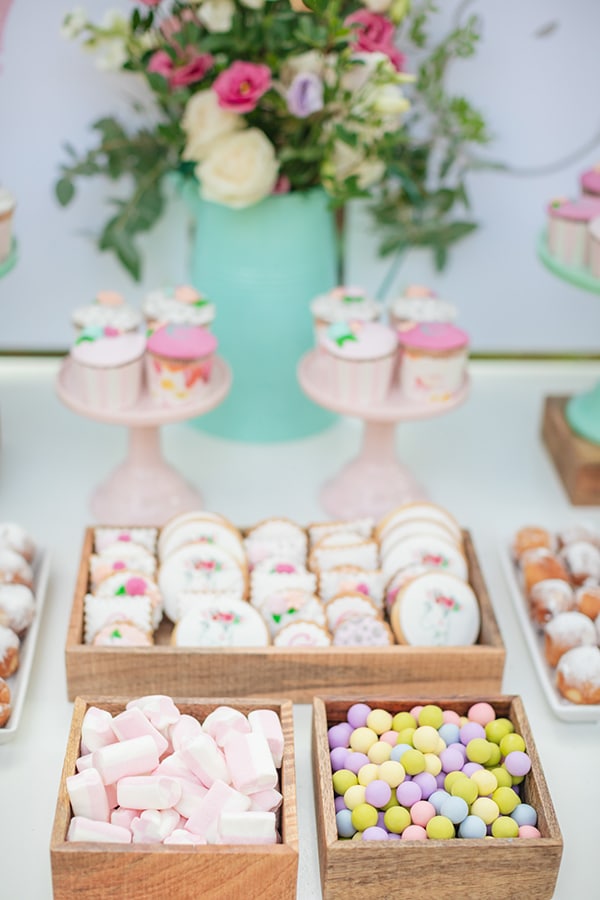 romantic-chic-baptism-giraffe-theme_17