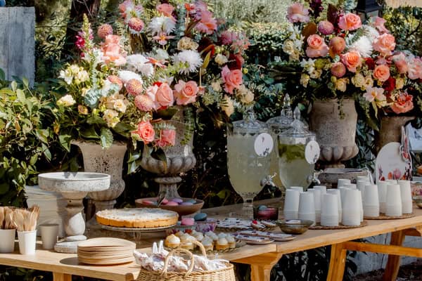 Ιδέες για ρομαντική κοριτσίστικη floral βάπτιση με θέμα το humming bird