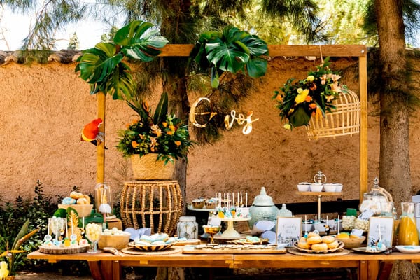 Όμορφη βάπτιση αγοριού με τροπικό θέμα ζούγκλας και εξωτική διακόσμηση