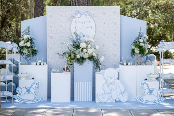 Chic ιδέες για αγορίστικη βάπτιση με θέμα vintage carousel σε λευκό και απαλό γαλάζιο