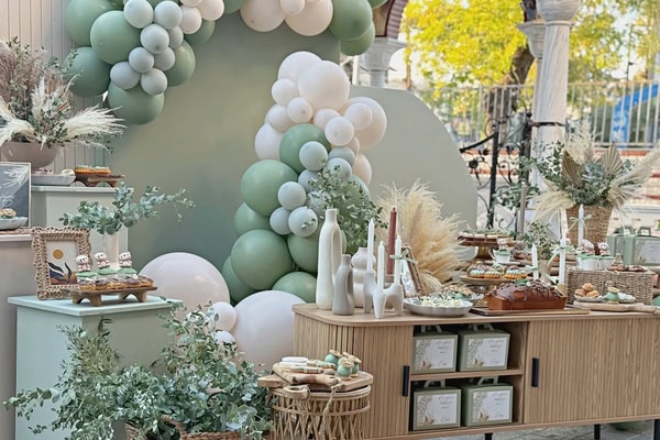 Ιδέες για boho chic βάπτιση σε mint και λευκό με pampas grass και ευκάλυπτο