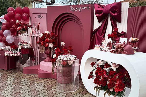 Προτάσεις για εντυπωσιακή βάπτιση με κόκκινα λουλούδια και θέμα τον φιόγκο