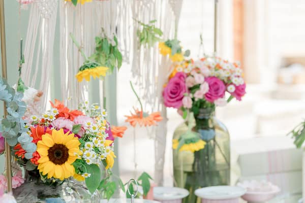 Ιδέες για ρομαντικές λεπτομέρειες βάπτισης με λουλούδια και παστέλ χρώματα