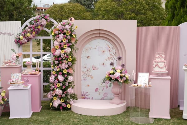 Ιδέες για floral βάπτιση κοριτσιού με ρομαντική διακόσμηση και εντυπωσιακό backdrop