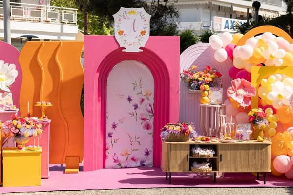 Ιδέες για floral garden βάπτιση κοριτσιού με έντονα χρώματα και oversized λουλούδια