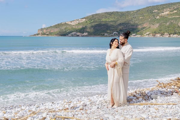 Prewedding φωτογράφιση στη Μάνη με ρομαντικές στιγμές δίπλα στη θάλασσα | Μαρία & Πάνος