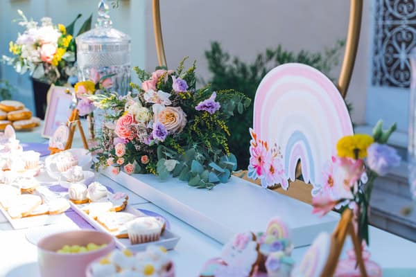 Προτάσεις για βάπτιση με παστέλ χρώματα και boho rainbow λεπτομέρειες
