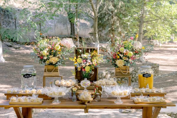 Ιδέες για romantic chic βάπτιση με εντυπωσιακές ανθοσυνθέσεις και rustic λεπτομέρειες