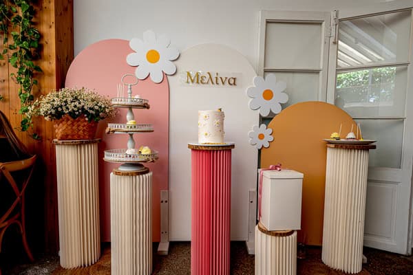 Όμορφες διακοσμητικές ιδέες για βάπτιση κοριτσιού με θέμα το ηλιοτρόπιο και τις μέλισσες